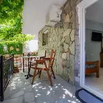 Famelia Lampiris Apartment Potos